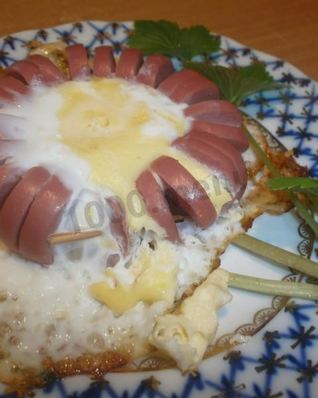 Цветочек из сосиски с яйцом