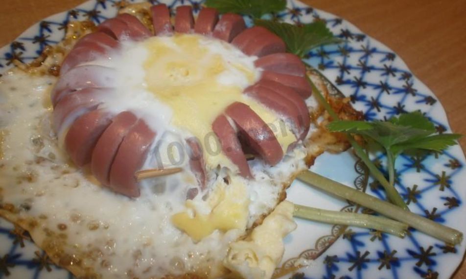 Рецепт цветочек из сосиски с яйцом