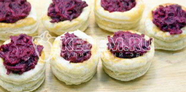 волованы со свеклой и сельдью