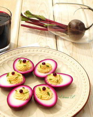 Яйца, маринованные в свекольном соке