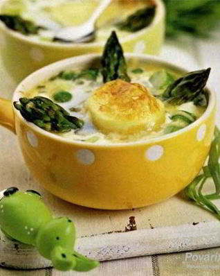 Яйца, запеченные со спаржей и зеленым горошком