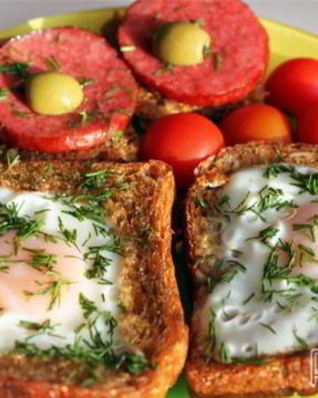 Яйца, жаренные в хлебе