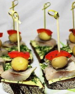 Закуска из черного хлеба с сельдью