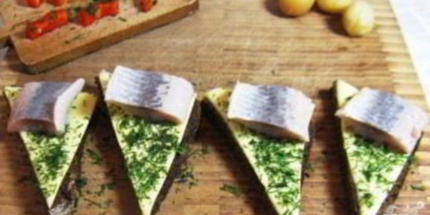 закуска из черного хлеба с сельдью