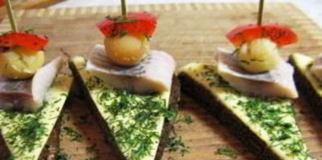 закуска из черного хлеба с сельдью