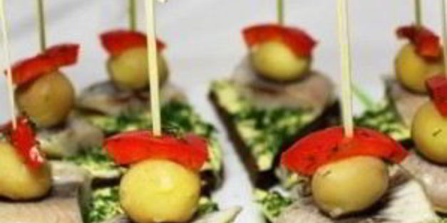 закуска из черного хлеба с сельдью