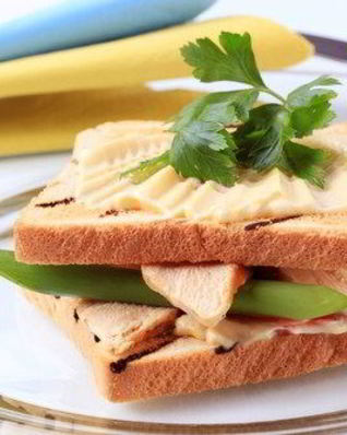 Закуска из копченой индейки с сырным соусом и гренками