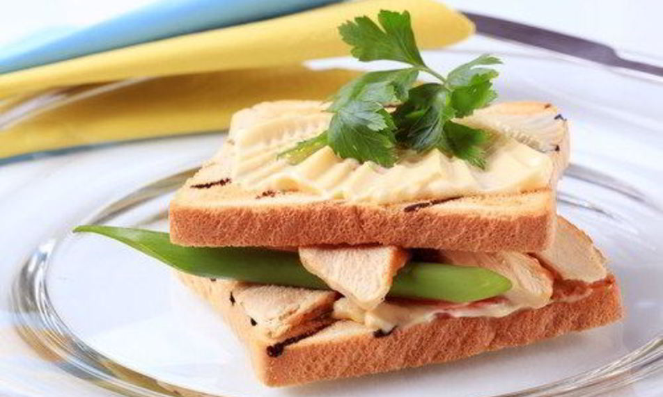 Рецепт закуска из копченой индейки с сырным соусом и гренками