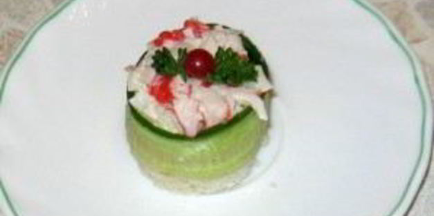 закуска из крабового мяса с огурцом
