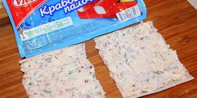 закуска из крабовых палочек в острой шубе из авокадо