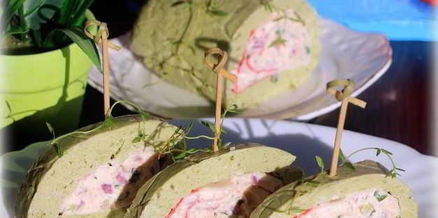 закуска из крабовых палочек в острой шубе из авокадо