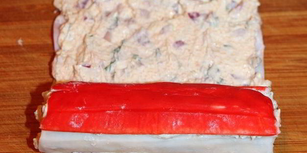 закуска из крабовых палочек в острой шубе из авокадо