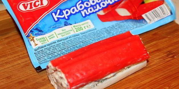 закуска из крабовых палочек в острой шубе из авокадо