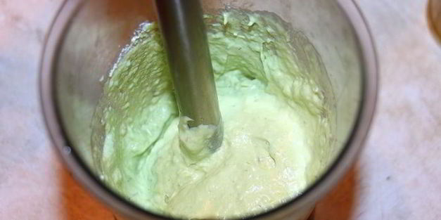 закуска из крабовых палочек в острой шубе из авокадо