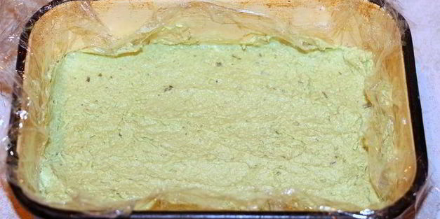 закуска из крабовых палочек в острой шубе из авокадо