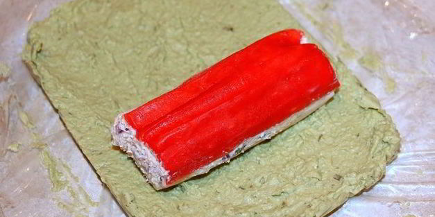 закуска из крабовых палочек в острой шубе из авокадо