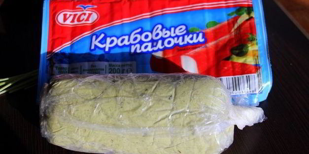 закуска из крабовых палочек в острой шубе из авокадо