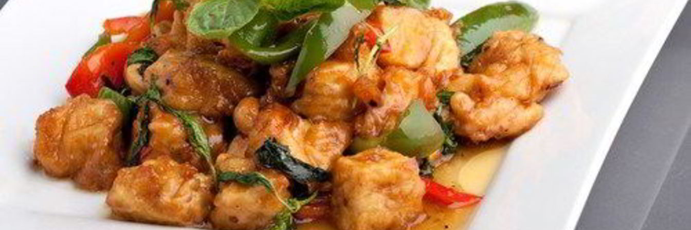 Закуска из печеного тофу и сладких перцев в пряном арахисовом соусе