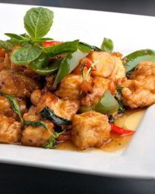 Закуска из печеного тофу и сладких перцев в пряном арахисовом соусе