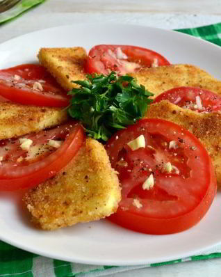 Закуска из помидоров и жареной брынзы