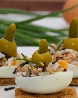 Закуска из разноцветного риса и яиц