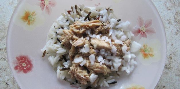 закуска из разноцветного риса и яиц