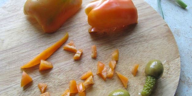 закуска из разноцветного риса и яиц