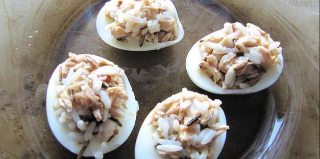 закуска из разноцветного риса и яиц