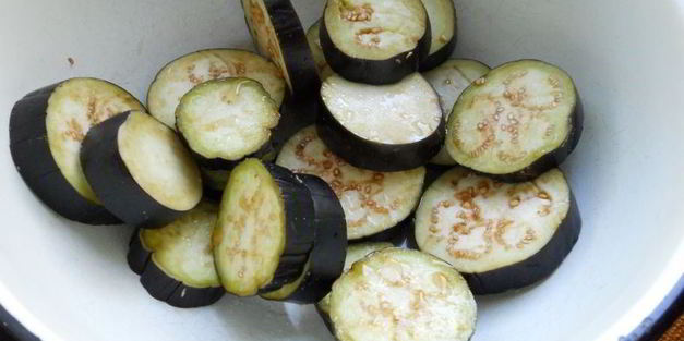 закуска из жареного сладкого перца и баклажанов с чесноком