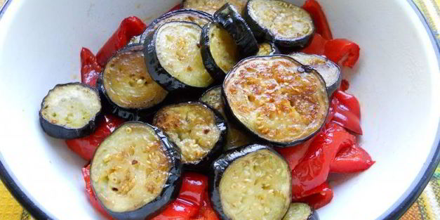закуска из жареного сладкого перца и баклажанов с чесноком
