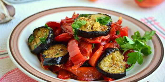 закуска из жареного сладкого перца и баклажанов с чесноком