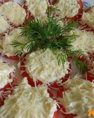 Закуска с помидорами и сыром