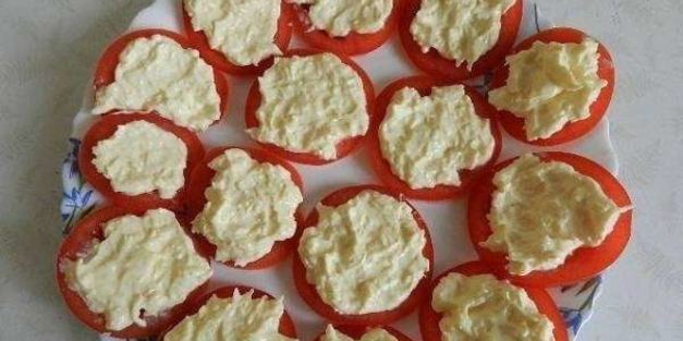 закуска с помидорами и сыром