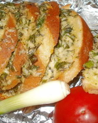Запеченный батон с сыром, зеленью и чесноком