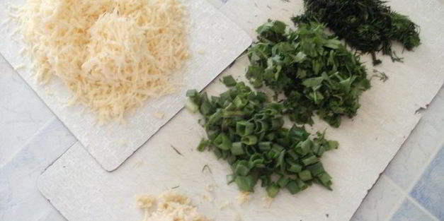 запеченный батон с сыром, зеленью и чесноком
