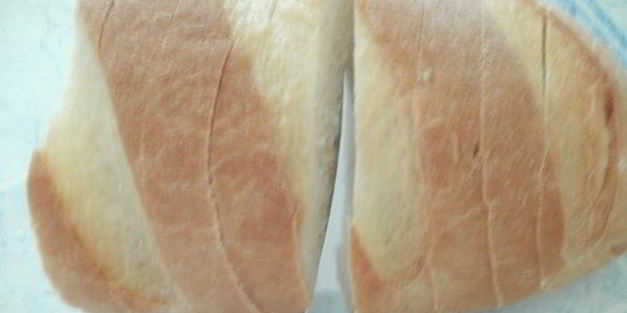 запеченный батон с сыром, зеленью и чесноком