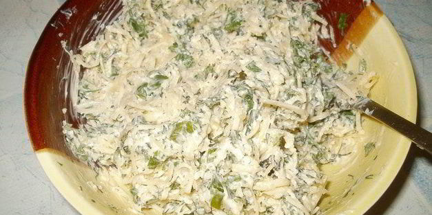 запеченный батон с сыром, зеленью и чесноком